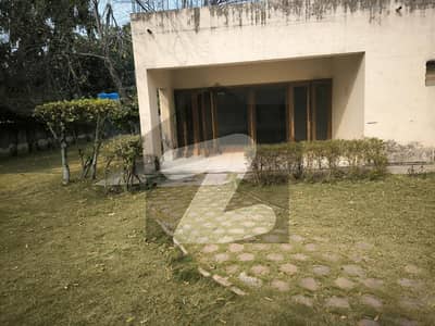AN OLD DEMOLISHABLE HOUSE 622 SQYRDS/ F-7/2/ KOHSAR ROAD IS AVAILABLE FOR SALE