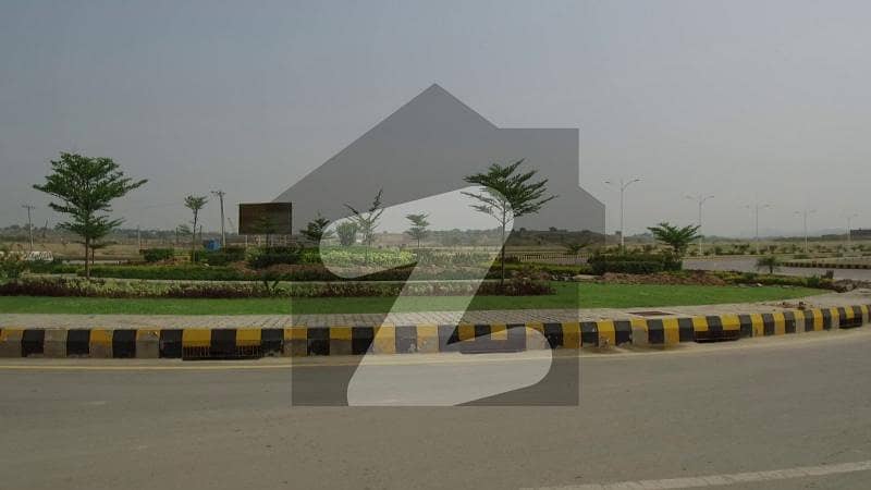 Commercial plot Size 4 Kanal at Main Express way Gulberg Green for sale at reasonable with direct meeting to owner