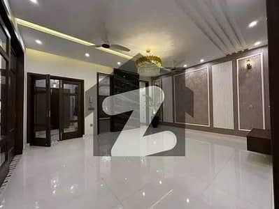 بحریہ ٹاؤن آئرس بلاک بحریہ ٹاؤن سیکٹر سی,بحریہ ٹاؤن,لاہور میں 5 کمروں کا 10 مرلہ مکان 5.1 کروڑ میں برائے فروخت۔