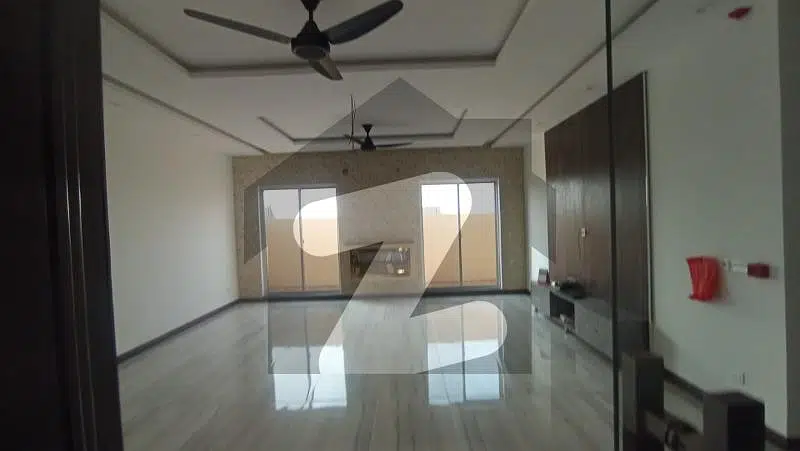 10 marla 2 bed flate with lift available for rent in punjab society