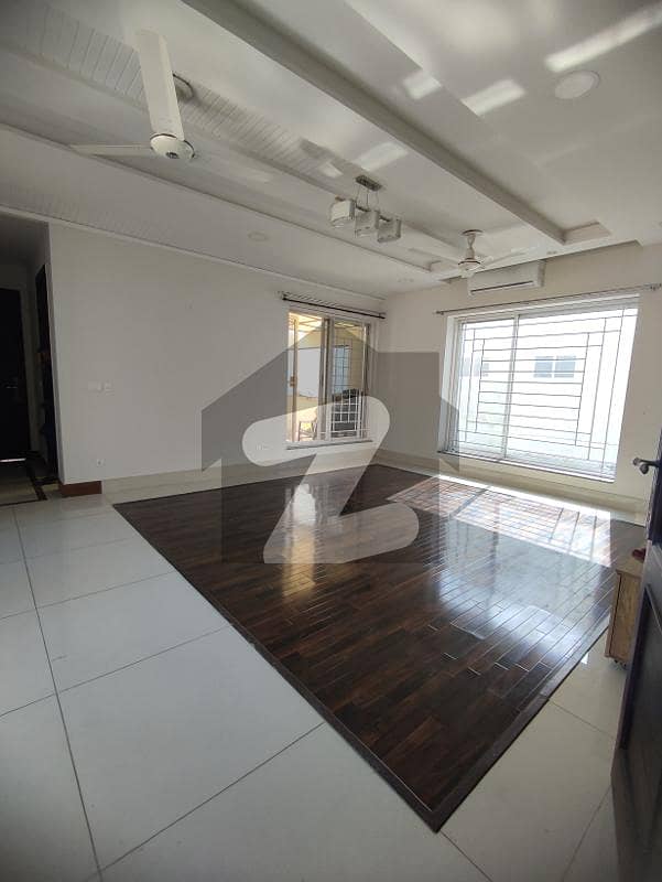 1 Kanal Beautiful Slightly Used Upper Portion For Rent In DHA Phase 4