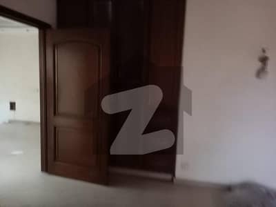 ڈی ایچ اے فیز 1 - بلاک ڈی فیز 1,ڈیفنس (ڈی ایچ اے),لاہور میں 4 کمروں کا 10 مرلہ مکان 1.5 لاکھ میں کرایہ پر دستیاب ہے۔