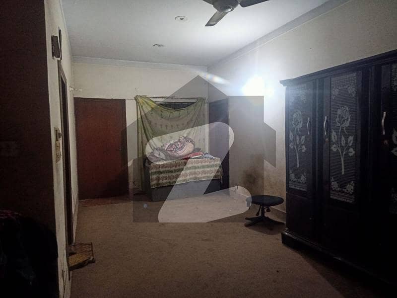 علامہ اقبال ٹاؤن لاہور میں 5 کمروں کا 10 مرلہ مکان 2.6 کروڑ میں برائے فروخت۔
