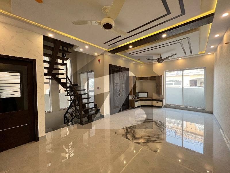 5 Marla Beautiful Modern With Basement House Available For Rent In DHA Phase 8