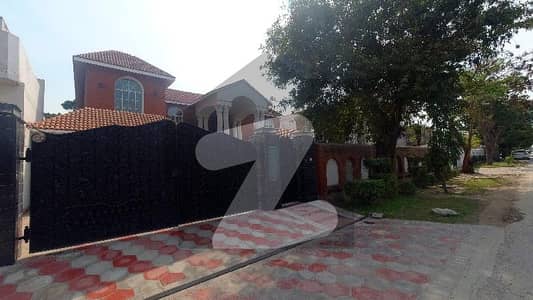ڈی ایچ اے فیز 3 - بلاک زیڈ فیز 3,ڈیفنس (ڈی ایچ اے),لاہور میں 7 کمروں کا 2 کنال مکان 16.3 کروڑ میں برائے فروخت۔