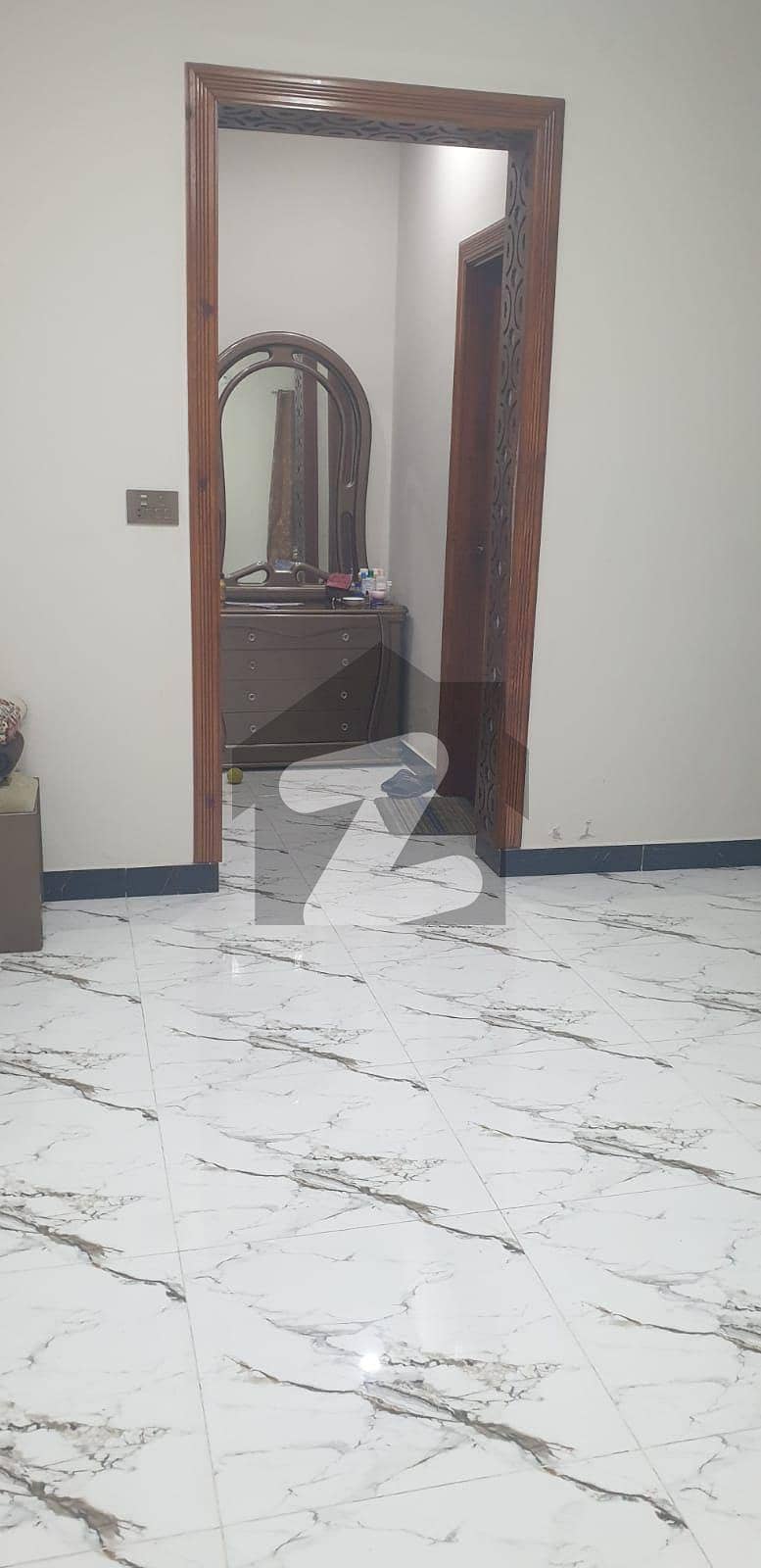 خیابانِ گارڈنز فیصل آباد میں 5 کمروں کا 11 مرلہ مکان 4.5 کروڑ میں برائے فروخت۔