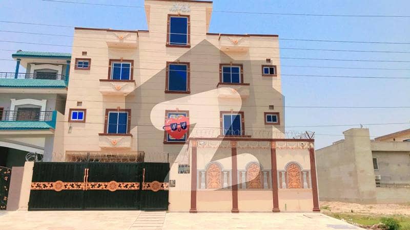 محافظ ٹاؤن لاہور میں 11 کمروں کا 1 کنال عمارت 5.5 کروڑ میں برائے فروخت۔