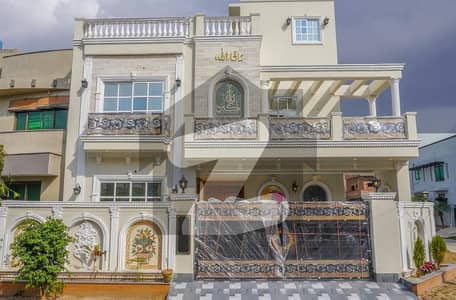 واپڈا ٹاؤن لاہور میں 5 کمروں کا 10 مرلہ مکان 5.4 کروڑ میں برائے فروخت۔