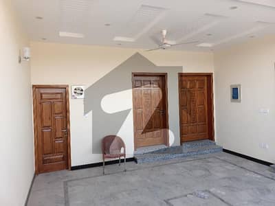 ایف ۔ 15 اسلام آباد میں 6 کمروں کا 10 مرلہ مکان 4.15 کروڑ میں برائے فروخت۔
