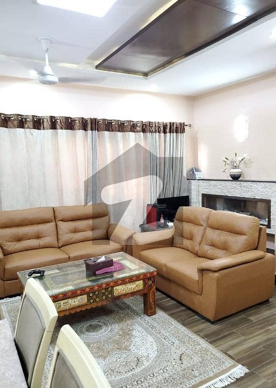 پی آئی اے ہاؤسنگ سکیم لاہور میں 5 کمروں کا 1 کنال مکان 7.9 کروڑ میں برائے فروخت۔