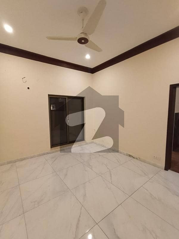 کینٹ لاہور میں 6 کمروں کا 1 کنال مکان 4.5 لاکھ میں کرایہ پر دستیاب ہے۔