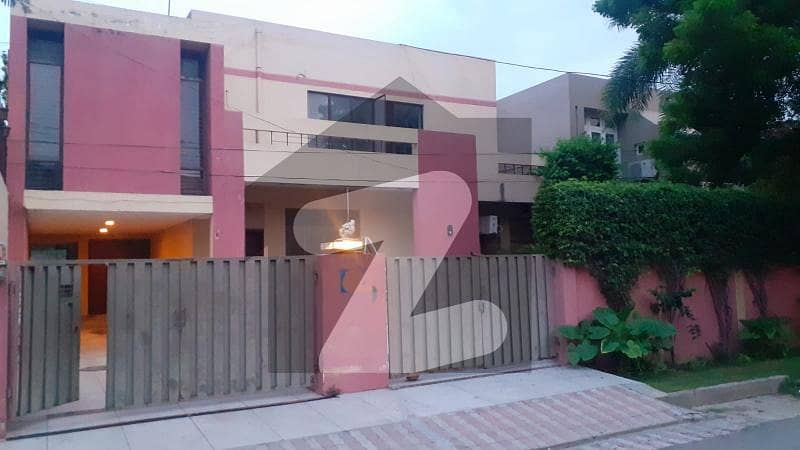 ماڈل ٹاؤن ایکسٹینشن ماڈل ٹاؤن,لاہور میں 6 کمروں کا 1 کنال مکان 5.9 کروڑ میں برائے فروخت۔