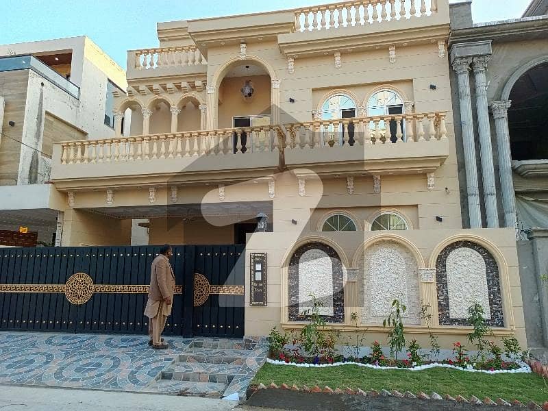 بینکرز کوآپریٹو ہاؤسنگ سوسائٹی لاہور میں 5 کمروں کا 10 مرلہ مکان 4.3 کروڑ میں برائے فروخت۔