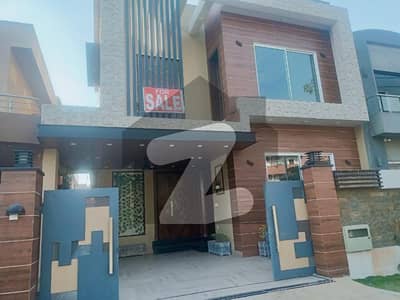 بحریہ ٹاؤن فیز 4 بحریہ ٹاؤن راولپنڈی,راولپنڈی میں 5 کمروں کا 10 مرلہ مکان 5.9 کروڑ میں برائے فروخت۔