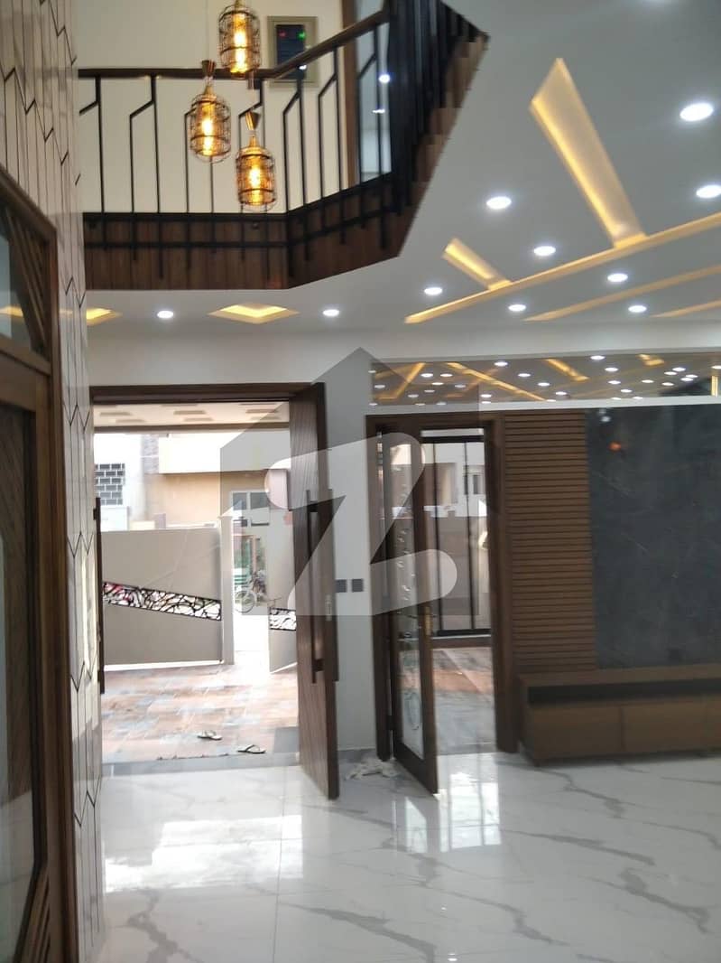 ایڈن ویلی فیصل آباد میں 5 کمروں کا 7 مرلہ مکان 3.65 کروڑ میں برائے فروخت۔
