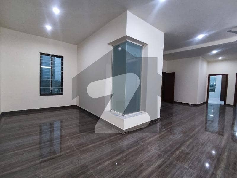 1KANAL UPPER PORTION SEPRATE GATE AVAILABLE FOR RENT IN DHA PH. 8