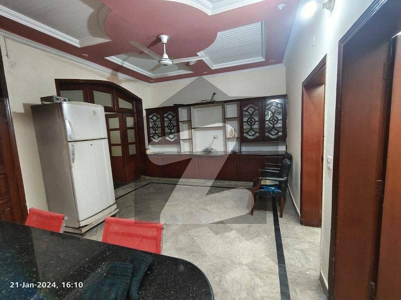 جوہر ٹاؤن لاہور میں 6 کمروں کا 5 مرلہ مکان 2.35 کروڑ میں برائے فروخت۔