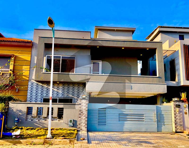 بحریہ ٹاؤن فیز 8 بحریہ ٹاؤن راولپنڈی,راولپنڈی میں 5 کمروں کا 10 مرلہ مکان 3.5 کروڑ میں برائے فروخت۔