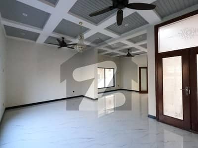 10 Marla Luxury House For Rent