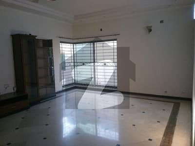 1 Kanal Superb And A Very Attractive Portion Available For Rent.