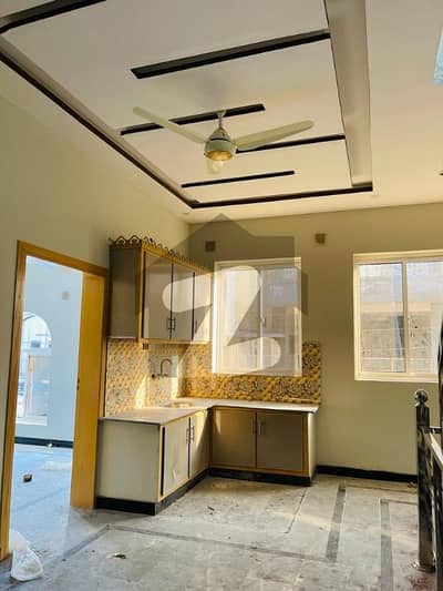 ورسک روڈ پشاور میں 3 کمروں کا 3 مرلہ مکان 40.0 ہزار میں کرایہ پر دستیاب ہے۔