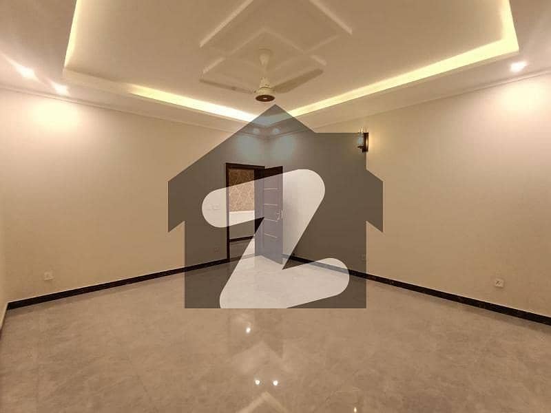 ڈی ایچ اے ڈیفینس فیز 2 ڈی ایچ اے ڈیفینس,اسلام آباد میں 6 کمروں کا 1 کنال مکان 2.3 لاکھ میں کرایہ پر دستیاب ہے۔