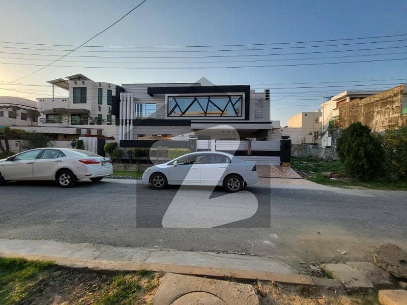 1 KANAL BEAUTIFUL HOUSE AVAILABLE FOR SALE IN WAPDA TOWN PHASE 1 BLOCK E1