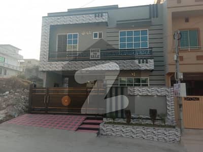 سوان گارڈن اسلام آباد میں 7 کمروں کا 9 مرلہ مکان 3.4 کروڑ میں برائے فروخت۔