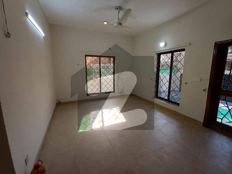 ڈی ایچ اے فیز 4 - بلاک ڈبل جی فیز 4,ڈیفنس (ڈی ایچ اے),لاہور میں 4 کمروں کا 10 مرلہ مکان 1.6 لاکھ میں کرایہ پر دستیاب ہے۔