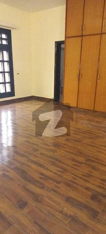 ماڈل ٹاؤن لاہور میں 5 کمروں کا 14 مرلہ مکان 1.75 لاکھ میں کرایہ پر دستیاب ہے۔