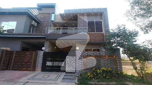 A Well Designed House Is Up For Sale In An Ideal Location In Lahore