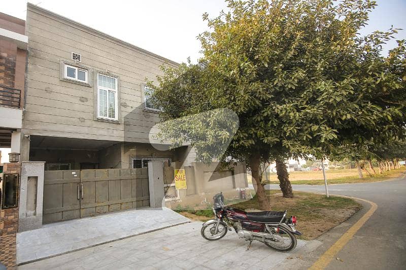 ڈی ایچ اے فیز9 پریزم ڈی ایچ اے ڈیفینس,لاہور میں 4 کمروں کا 9 مرلہ مکان 4.5 کروڑ میں برائے فروخت۔