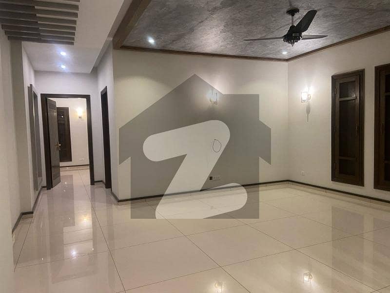 ڈی ایچ اے فیز 8 ڈی ایچ اے ڈیفینس,کراچی میں 6 کمروں کا 1 کنال مکان 17.0 کروڑ میں برائے فروخت۔