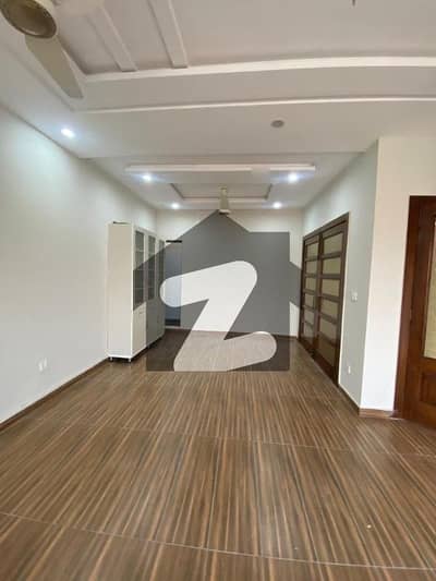 ڈی ۔ 12/2 ڈی ۔ 12,اسلام آباد میں 5 کمروں کا 10 مرلہ مکان 1.35 لاکھ میں کرایہ پر دستیاب ہے۔