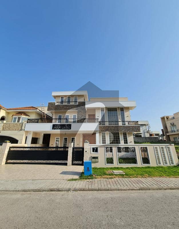 Double Unit: 6 Bedroom 1 Kanal House For Sale