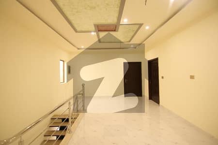 مدینہ ٹاؤن فیصل آباد میں 6 کمروں کا 10 مرلہ مکان 2.7 کروڑ میں برائے فروخت۔