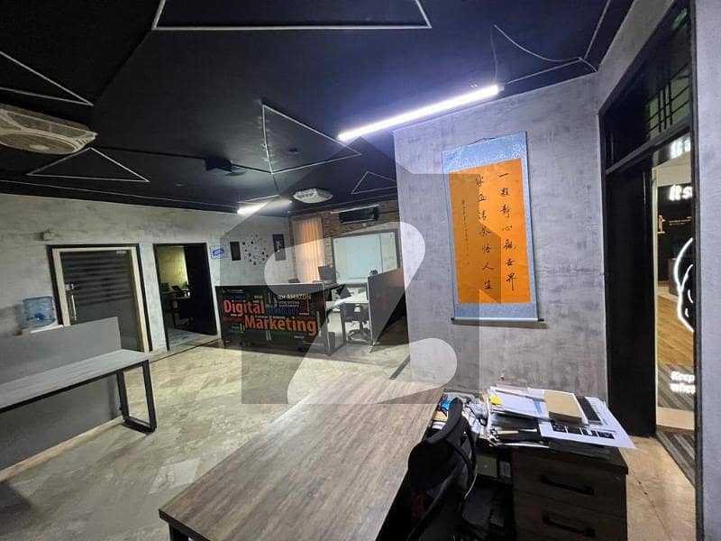 جوہر ٹاؤن لاہور میں 3 کمروں کا 9 مرلہ دفتر 1.8 لاکھ میں کرایہ پر دستیاب ہے۔