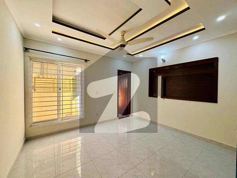 5 Marla Beautiful house available for rent in Bahria Town Phase 8