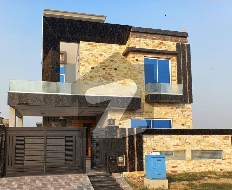 SEPRATE ENTRENCE LUXURY UPPER PORTION AVAILABLE FOR RENT IN DHA PHASE 4