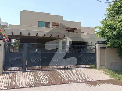 Near Lalak Jan Chowk Luxury 1 Kanal Ultra Modern Lower Portion Available For Rent