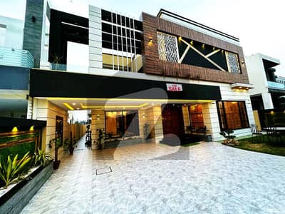 بحریہ ٹاؤن سیکٹر B بحریہ ٹاؤن,لاہور میں 5 کمروں کا 1 کنال مکان 6.5 کروڑ میں برائے فروخت۔