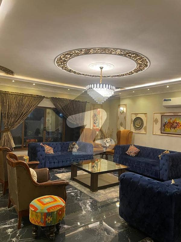 خیابانِ گارڈنز فیصل آباد میں 6 کمروں کا 1 کنال مکان 9.0 کروڑ میں برائے فروخت۔