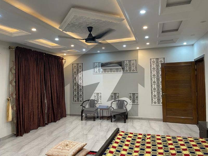 خیابانِ گارڈنز فیصل آباد میں 6 کمروں کا 1 کنال مکان 10.0 کروڑ میں برائے فروخت۔