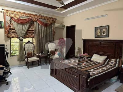 Valencia Town Lahore Pakistan Kanal Uesd House For Sale 6 Beds