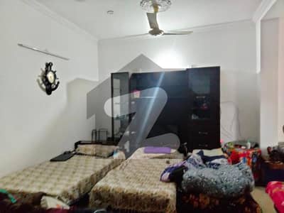 جوہر ٹاؤن لاہور میں 4 کمروں کا 5 مرلہ مکان 1.0 لاکھ میں کرایہ پر دستیاب ہے۔
