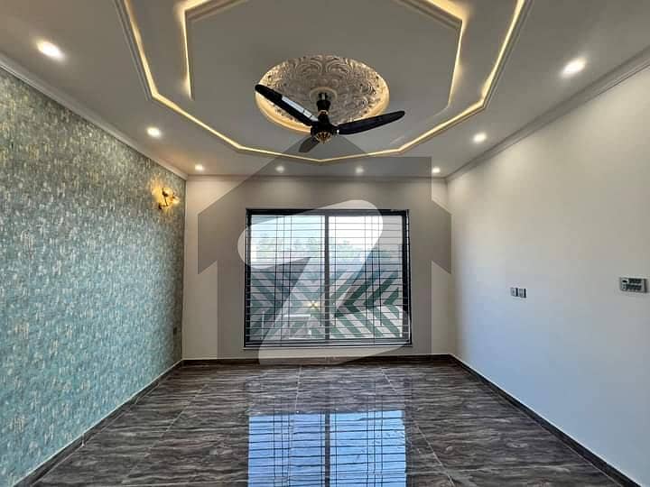 لاثانی گارڈن فیصل آباد میں 4 کمروں کا 7 مرلہ مکان 3.0 کروڑ میں برائے فروخت۔