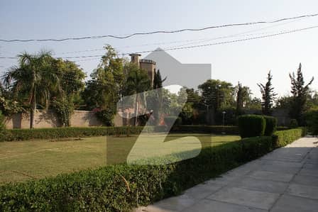 Spacious 5 Kanal Villa with several lawns