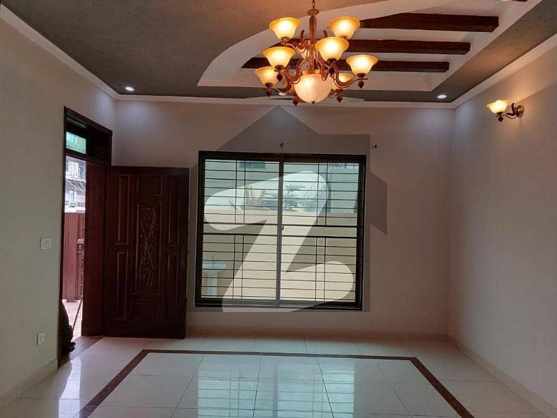 10 Marla Luxury Beautiful House For Sale In Wapda Town Phase 1