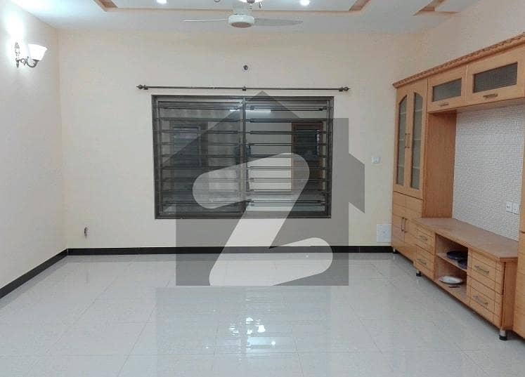 Prime Location 2400 Square Feet House In Central G-8 For sale