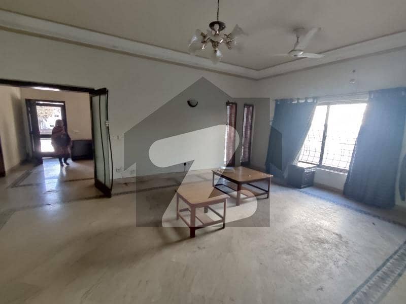 ڈی ایچ اے فیز 4 ڈیفنس (ڈی ایچ اے),لاہور میں 2 کمروں کا 1 کنال بالائی پورشن 70.0 ہزار میں کرایہ پر دستیاب ہے۔